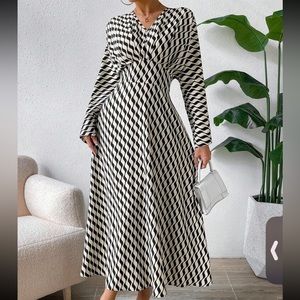 Black and White A-Line V-Neck Long Sleeve Dress